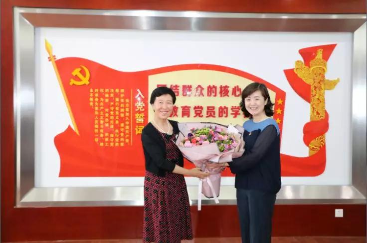 妇女杂志社、盘锦市妇联慰问盘锦高中教师